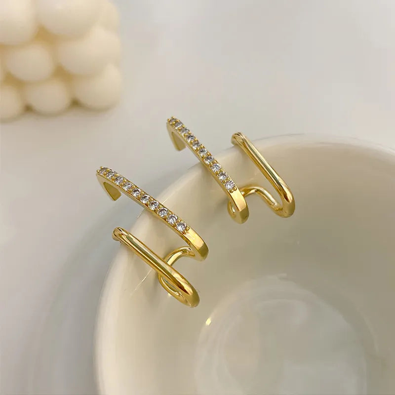 Crystal Claw Stud Earrings - Elegant Sparkle for Everyday Wear